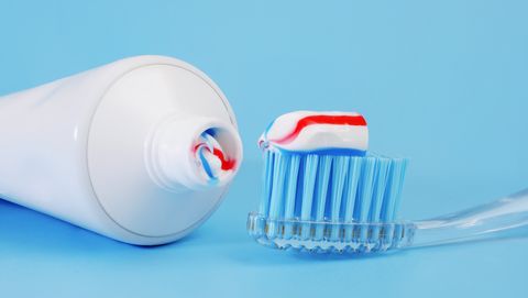 Aarzelen Verknald schroot Moet je je tandenborstel natmaken als je je tanden gaat poetsen?