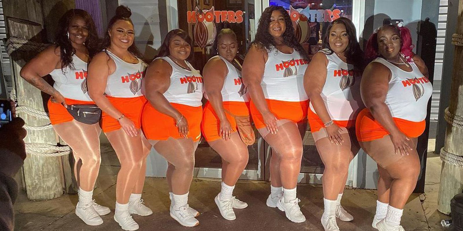 太った女性は フーターズ では働けない プラスサイズインフルエンサーが フーターズ の制服姿を披露し賛否両論