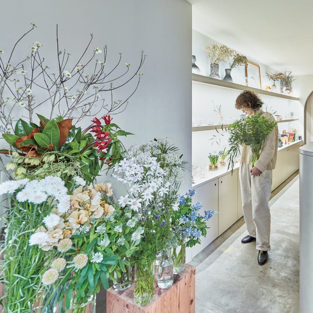 ささやかな草花の魅力を伝える自然体フローリストの仕事術とは Elle Decor エル デコ ささやかな草花の魅力を伝える自然体フローリストの仕事術とは Elle Decor エル デコ