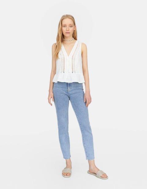 casual new Year growth El top blanco ideal que mezcla el estilo lencero y romántico cuesta 16 € en Stradivarius casual new Year growth El top blanco ideal que mezcla el estilo lencero y romántico cuesta 16 € en Stradivarius