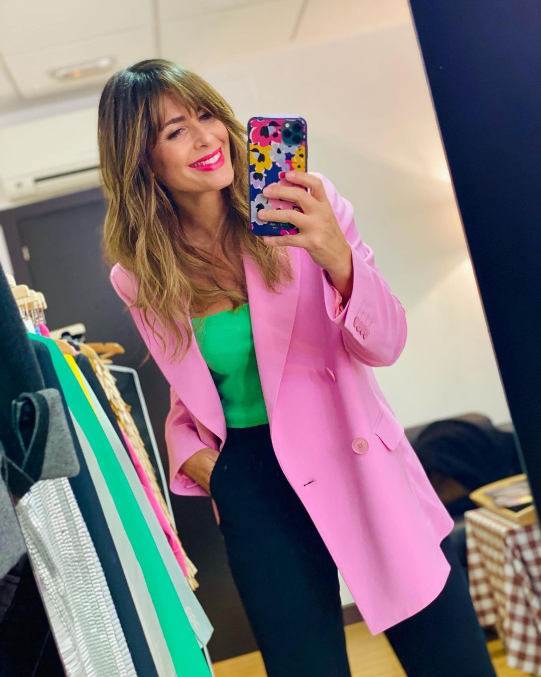 Nuria Roca con look de oficina top verde de Zara rosa
