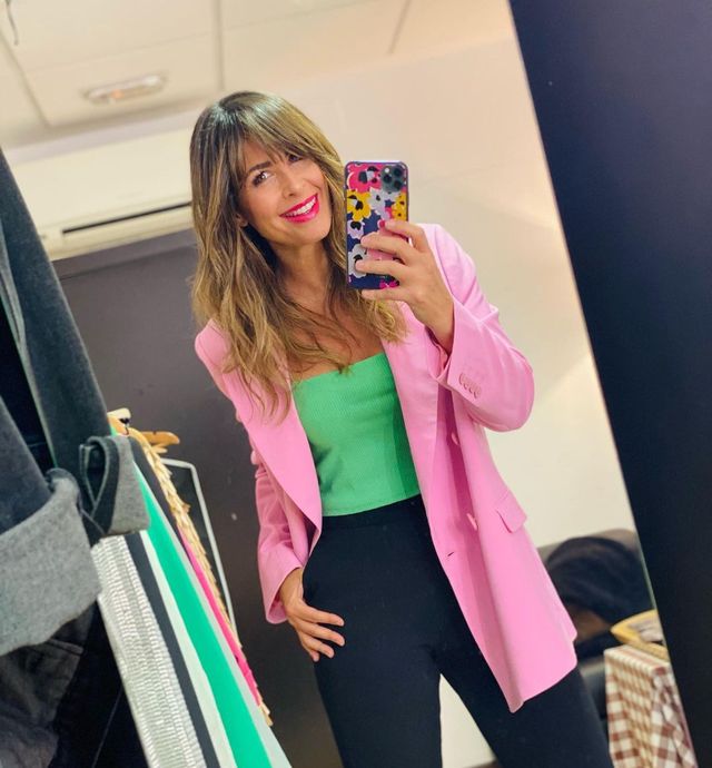 Nuria Roca con look de oficina de top verde de Zara y blazer rosa