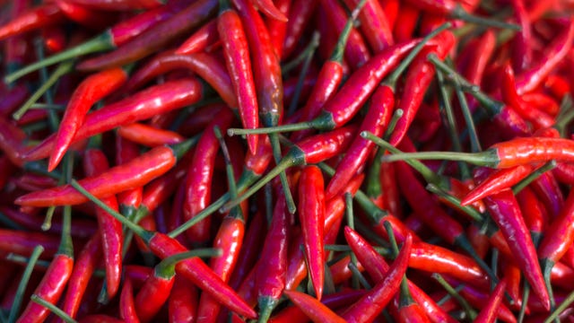 Topzicht verse Chili op tafel bij versmarkt