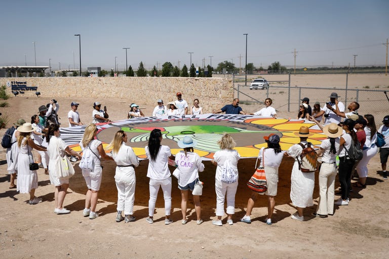 https://hips.hearstapps.com/hmg-prod.s3.amazonaws.com/images/tornillo-texas-immigrant-separation-protest-027-1529892153.jpg?crop=1xw:1xh;center,top&amp;resize=768:*