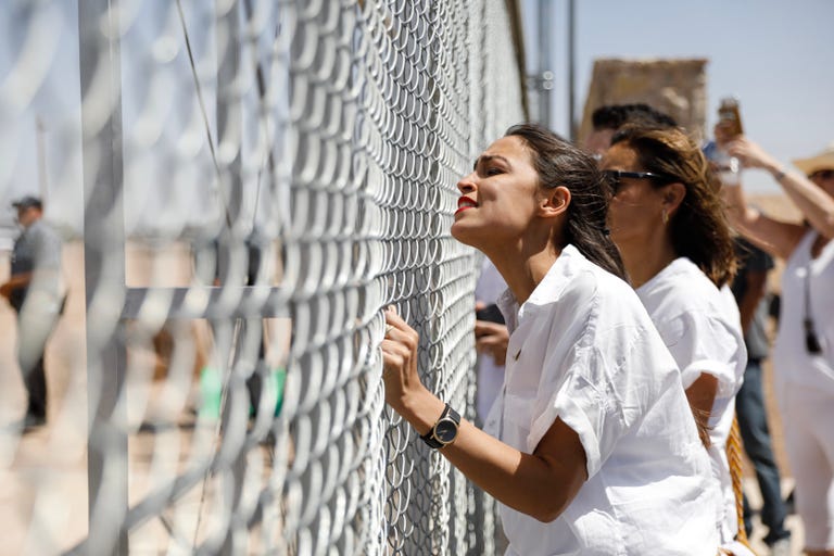 https://hips.hearstapps.com/hmg-prod.s3.amazonaws.com/images/tornillo-texas-immigrant-separation-protest-036-1529892154.jpg?resize=768:*