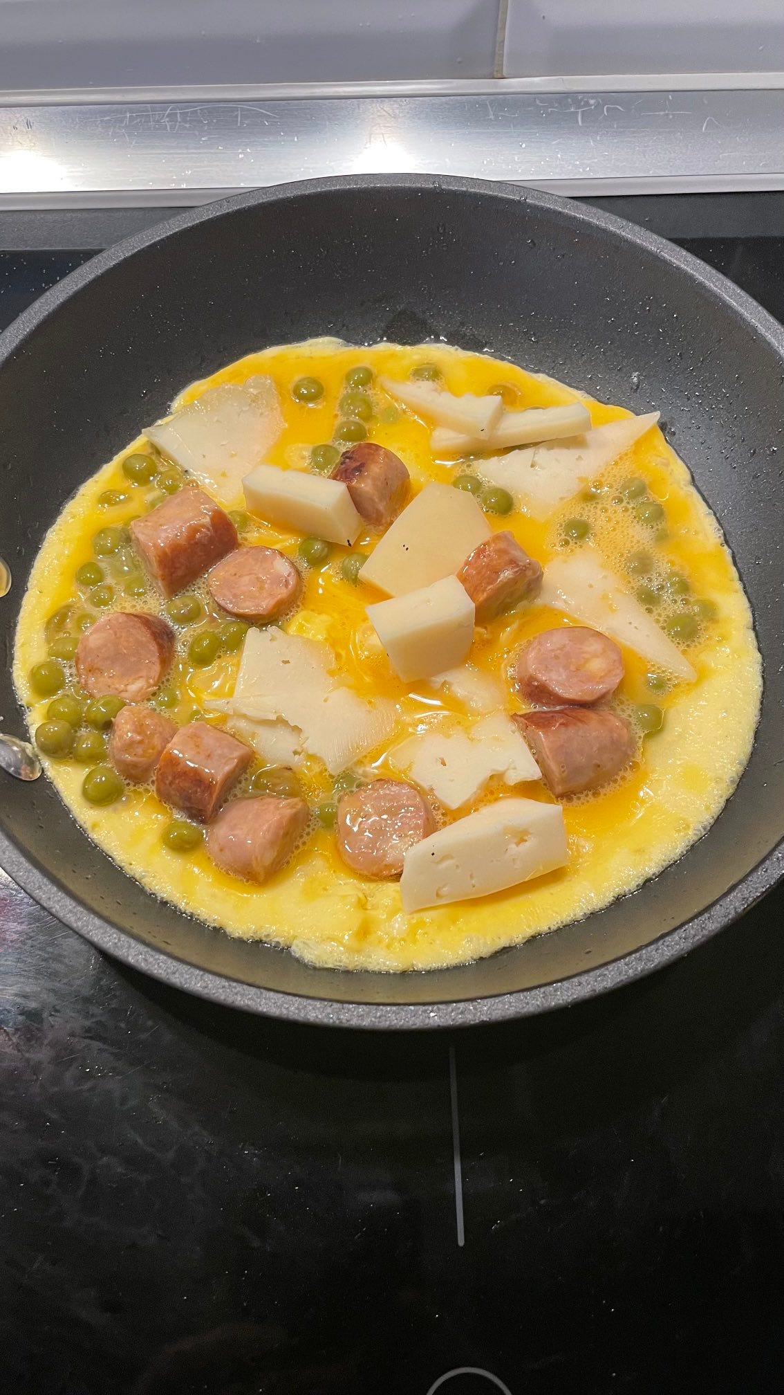 Trolling a British journalist with a “Spanish omelette” with cheese, sausage and peas