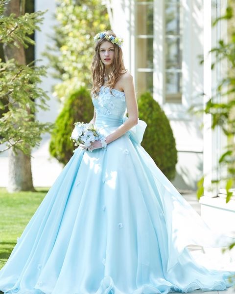 トゥー・レ・ドゥーの爽やかなブルーのカラードレスを着たモデルの写真。