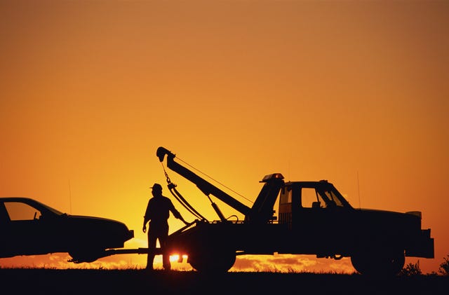 opérateur de dépanneuse au coucher du soleil