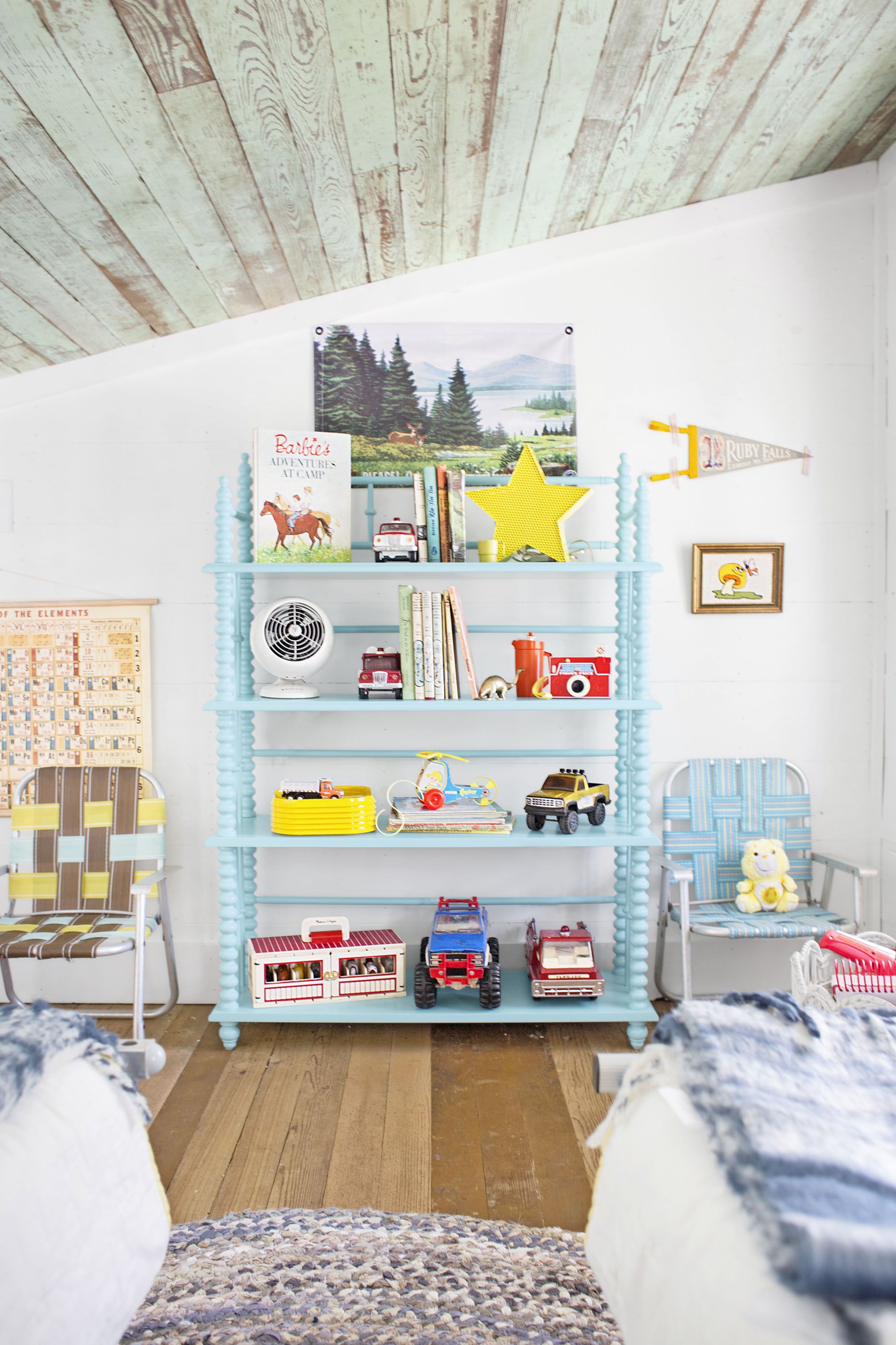 Featured image of post Shelves Above Bed Kids Room / Corner bunk bed with smart shelves and cabinets built into it [from.