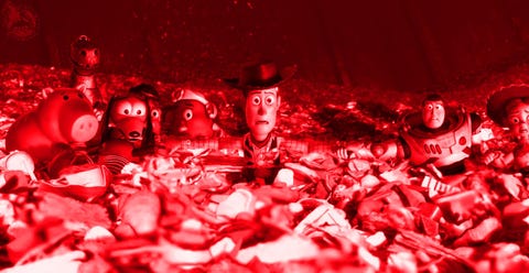 todos los personajes de toy story 3 en la dramática escena de la incineradora en el vertedero de basuras