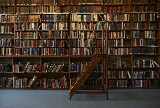 escalera de madera en una biblioteca antigua