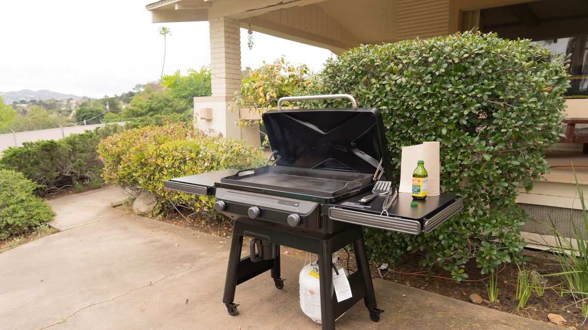 Traeger Flatrock Flat Top Grill Review: Yes, This Gas-Powered