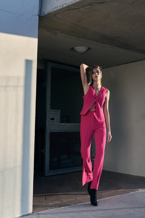 Zara lanza su traje con chaleco más top en rosa fucsia Zara lanza su traje con chaleco más top en rosa fucsia