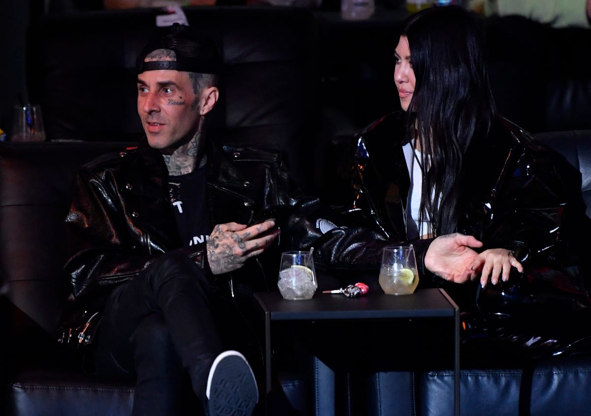 Travis Barker zet een tattoo voor Kourtney Kardashian