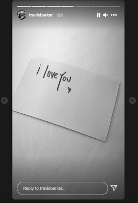 kourtney kardashian leaves love note for travis barker
