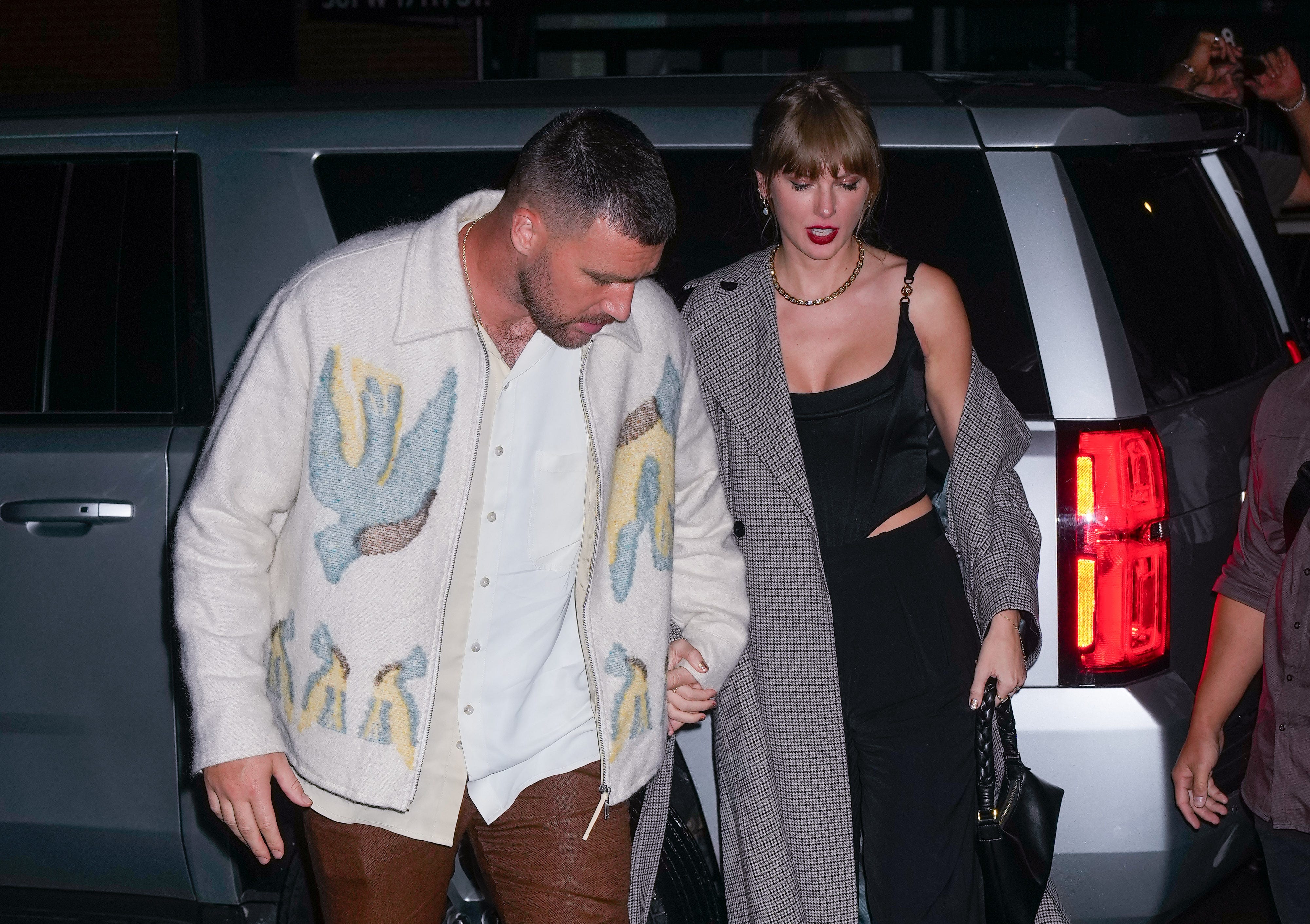 A Body Language Expert Says There's a Deeper Meaning to Taylor Swift and Travis Kelce's Handholding