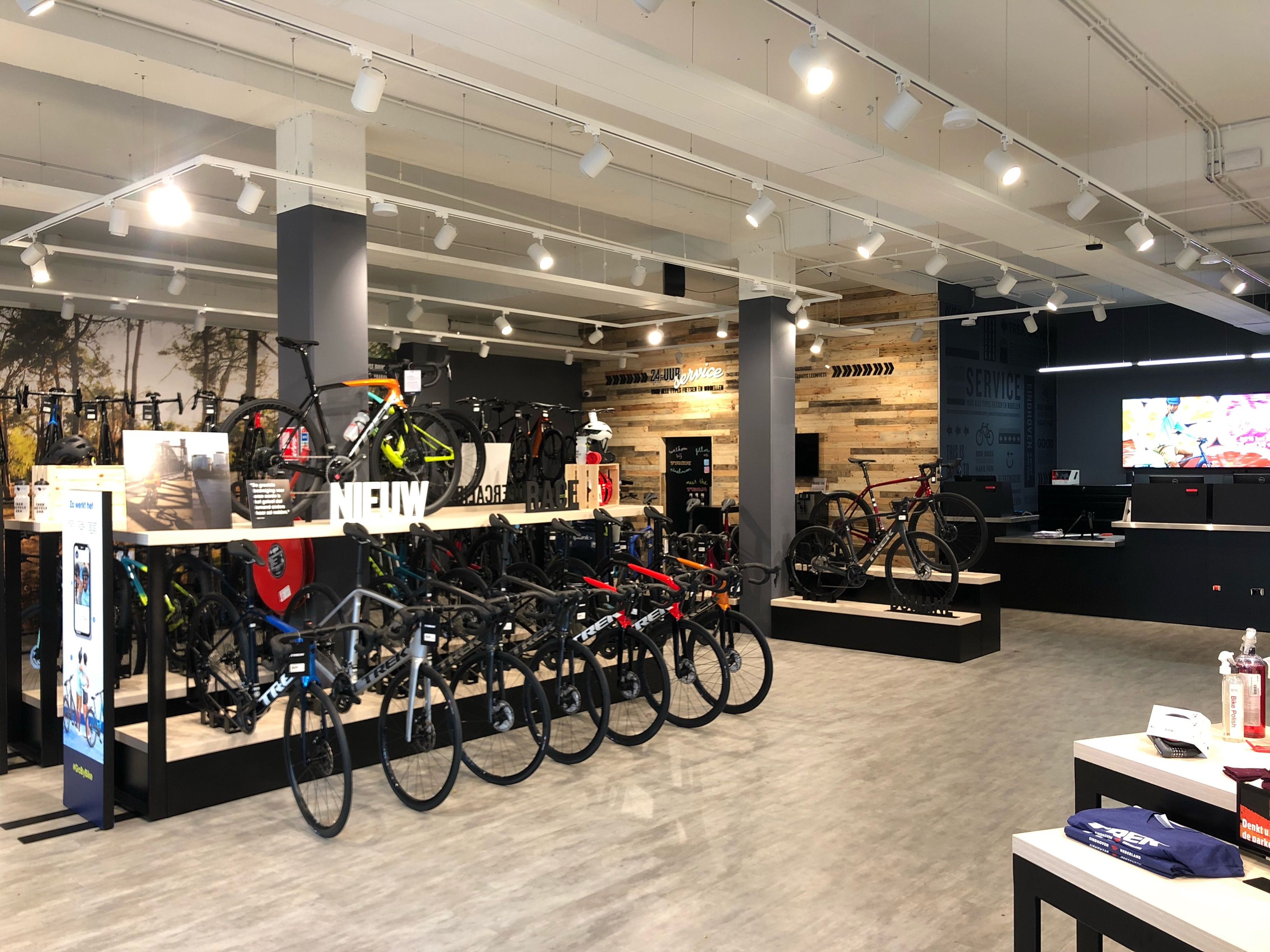 waardigheid Ontmoedigd zijn trimmen Trek opent in Eindhoven vierde grote Brand Store - Bicycling