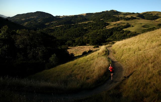 una triatleta profesional entrena en un bosque de california