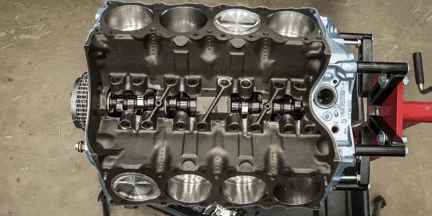 Watch a Pontiac GTO Tri-Power V8 Get Rebuilt In Ten Minutes