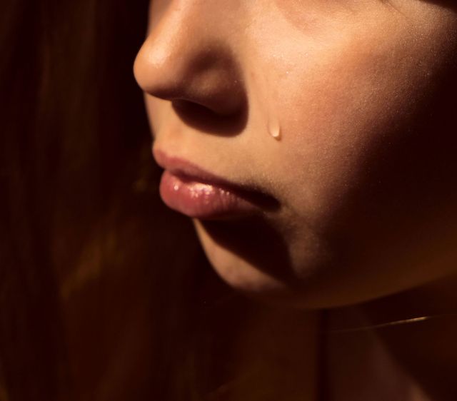 ritratto di bambino con lacrima sulla guancia