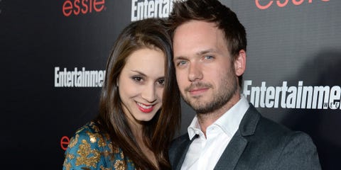 Troian Bellisario en Patrick J. Adams verwachten hun ...