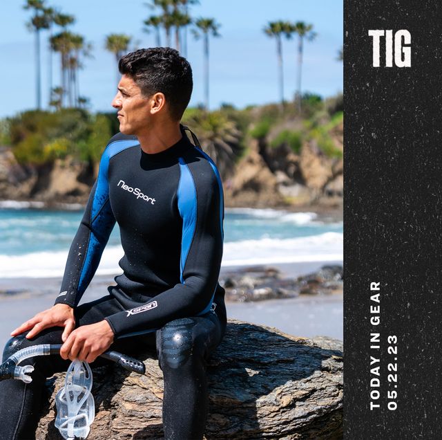 bugün viteste 22 mayıs 2023 dalgıç kıyafeti giyen adam okyanus kenarında kayanın üzerinde oturuyor
