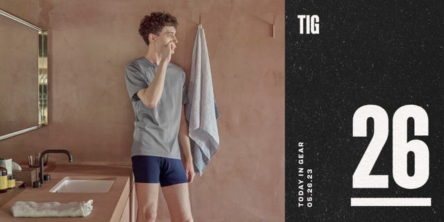 bugün viteste 26 mayıs 2023 banyoda uniqlo airism boxer ve gömlek giyen adam
