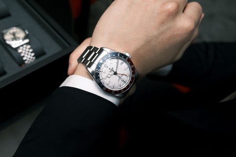 Bilekte beyaz kadranlı tudor gmt saat