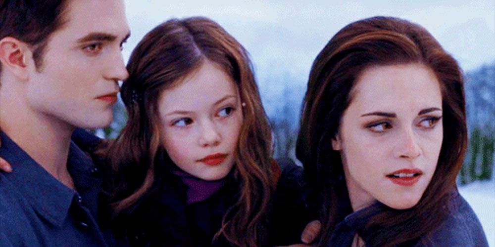 Kristen Stewart Reunited With Her Grown Up Twilight Daughter Kstew Poses With Mackenzie Foy