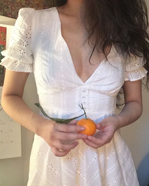 portakal tutan kadın