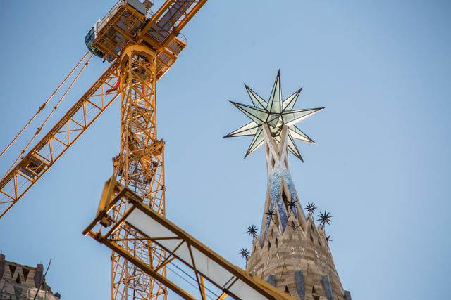 la stella installata sulla torre di maria della sagrada familia di barcellona