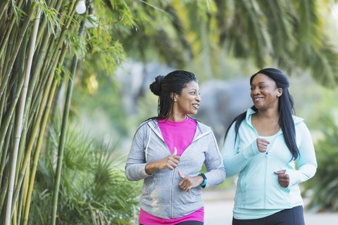 Duas mulheres afro-americanas correndo juntas