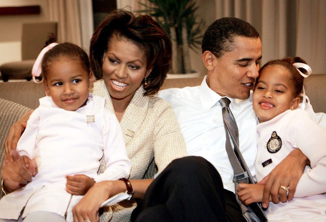 el candidato del 2 de noviembre de chicago para el senado de los Estados Unidos barack obama d. il se sienta con su esposa michelle y sus hijas sasha l y malia r en una habitación de hotel mientras esperan los resultados de las elecciones el 2 de noviembre de 2004 en chicago, illinois, se espera que obama gane fácilmente contra el candidato republicano alan keyes foto de scott olsongetty images