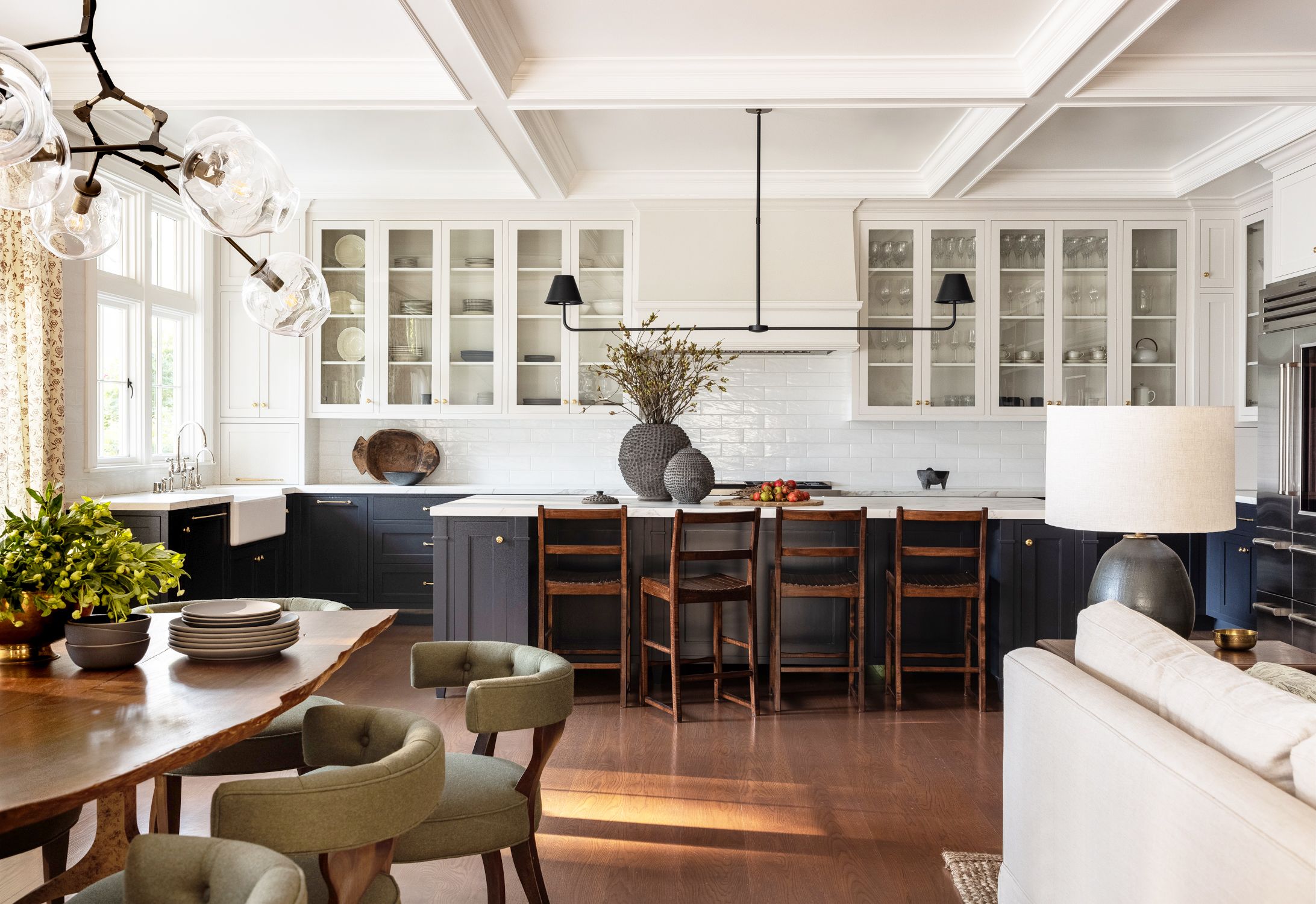 18 Examples of Two Toned Kitchen Cabinets From Designers