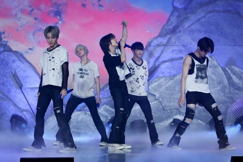Tomorrow X Together Txt がカムバック 写真で振り返る魅惑のステージ史 ハーパーズ バザー Harper S Bazaar 公式 Tomorrow X Together Txt がカムバック 写真で振り返る魅惑のステージ史 ハーパーズ バザー Harper S Bazaar 公式