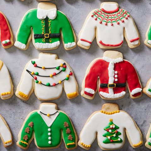 galletas de azúcar decoradas con glaseado para que parezcan feos suéteres navideños