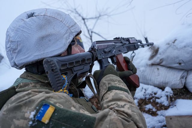 جنود أوكرانيون على طول خط المواجهة بالقرب من بلدة زولوتي 4