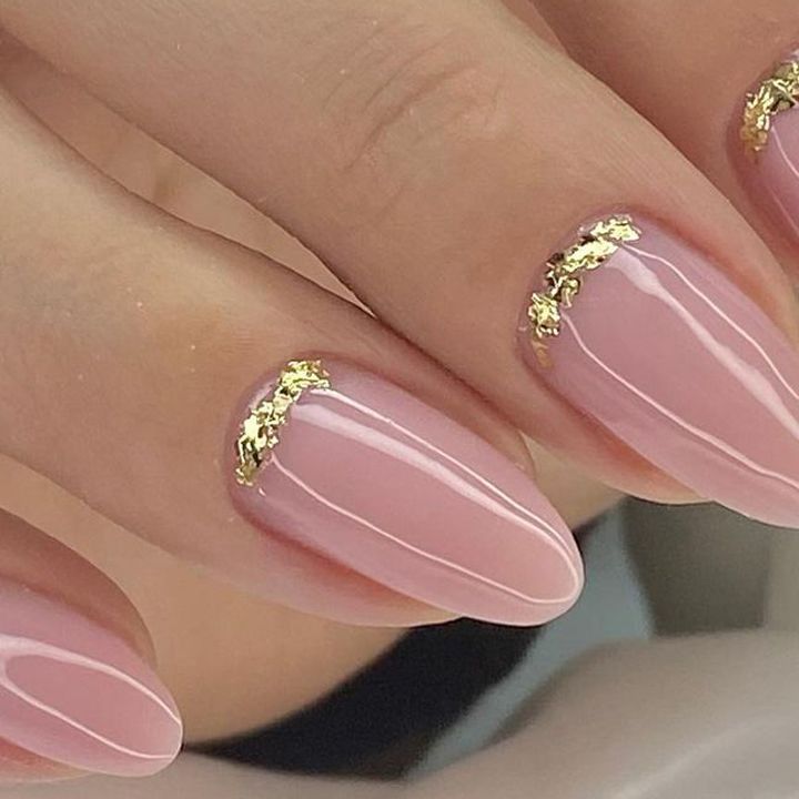 Manicura rosa y dorada: las uñas más elegantes de la temporada