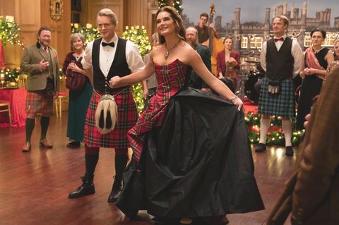 cary elwes y brooke shields, vestidos con atuendos inspirados en el kilt escocés, bailan en un castillo por navidad