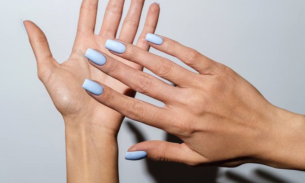 Uñas azules: cómo llevar la manicura del verano sin cansarte