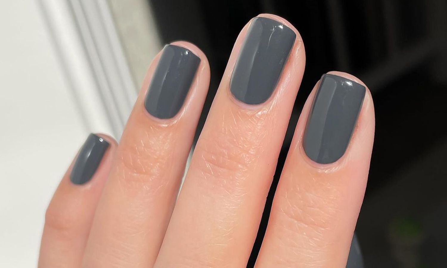 Uñas grises: la manicura sobria y elegante que sustituye al negro