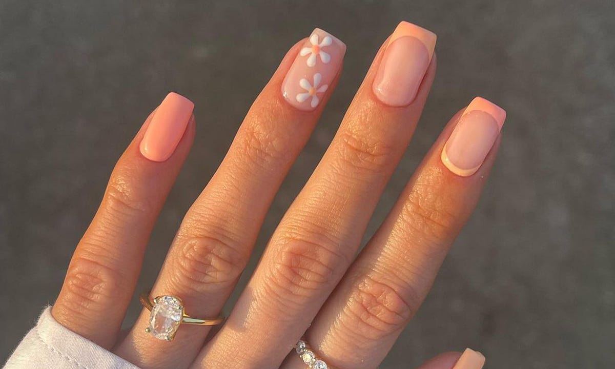 Manicura francesa con margaritas: las uñas sencillas más chic