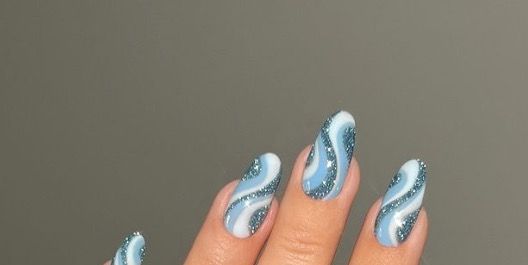 The manicure with waves that will bring you to the sea