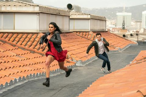 tom holland as nathan drake and sophia taylor ali as chloe in uncharted