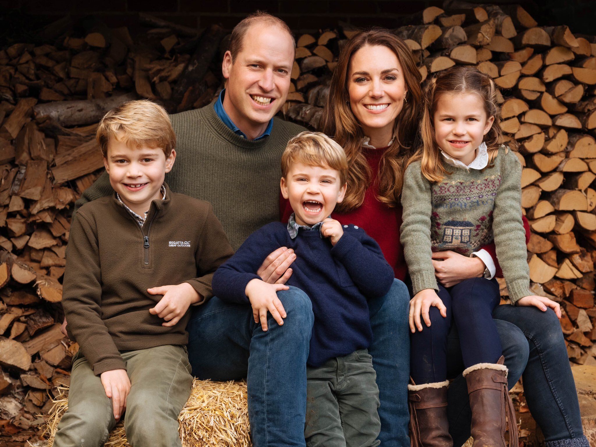 Prince William Kate Middleton Pose With George Charlotte Louis For Holiday Card