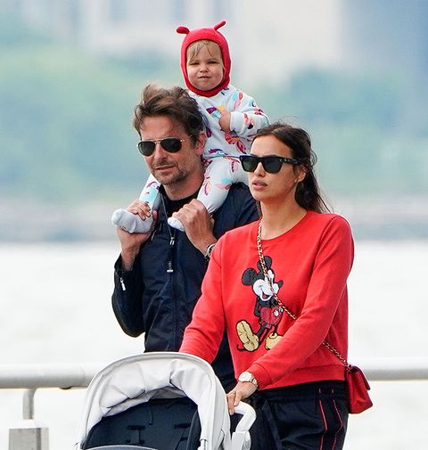 Bradley Cooper e Irina Shayk con la figlia Lea passeggiano lungo il fiume durante il Memorial Day a New York