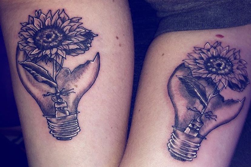 Featured image of post Sunflower Tattoo Small Finger