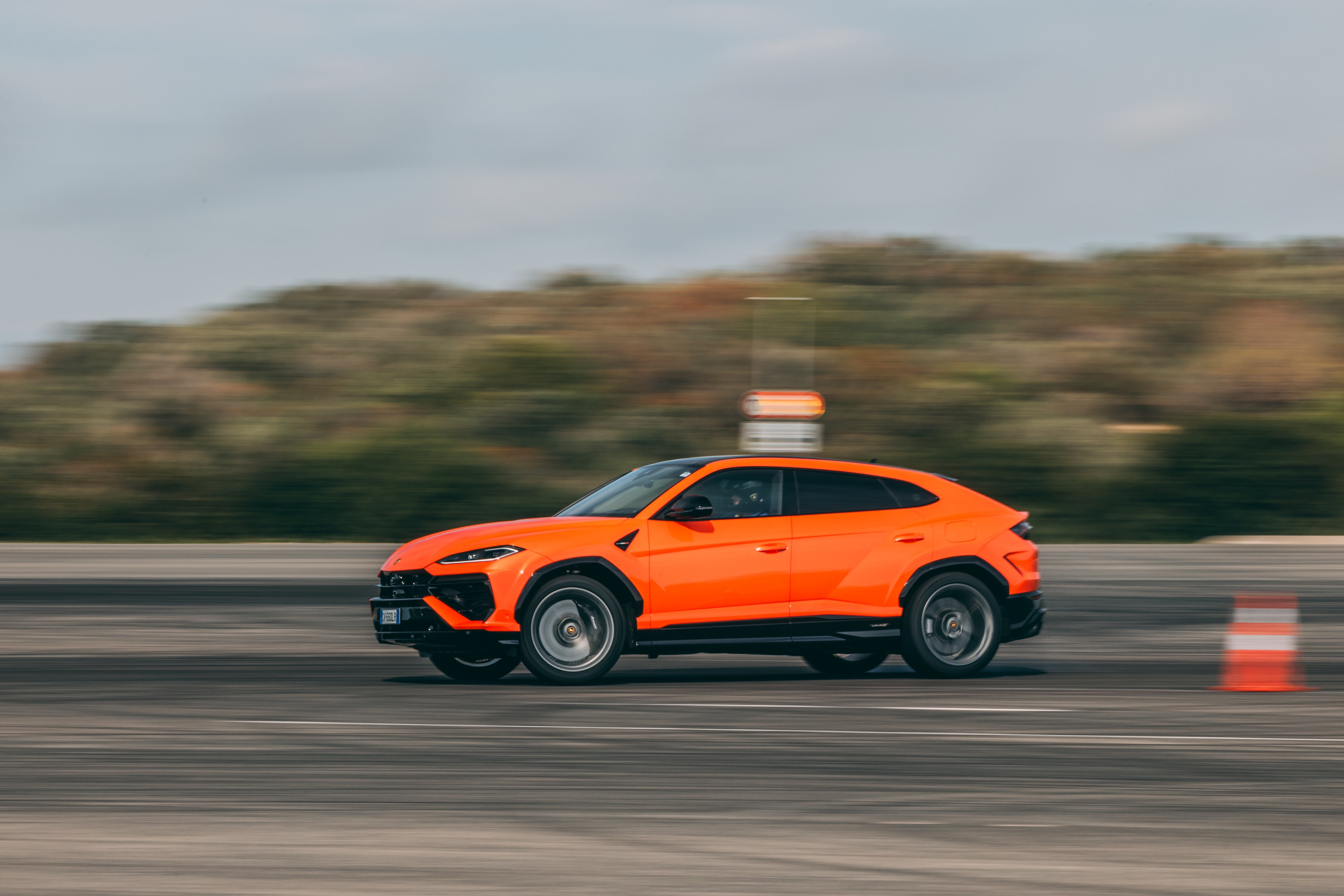 Hybridized Lamborghini Urus SE Is a Tire-Smoking Monster