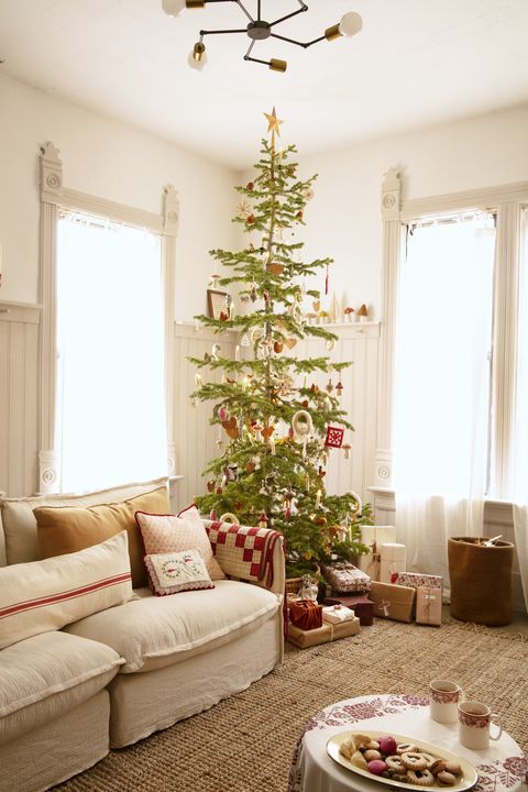 'tis a gift to be simple homeowners merrilee liddiard and jon liddiard living room, christmas tree, diy, holiday decor