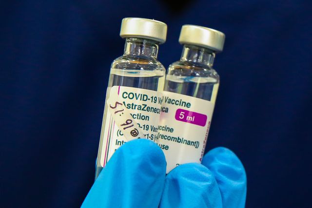 un trabajador sanitario sostiene una vacuna oxfordastrazeneca contra la covid19